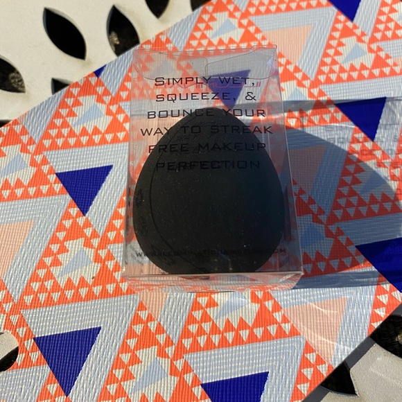 Illuminati Makeup Sponge - Picture 2 of 2